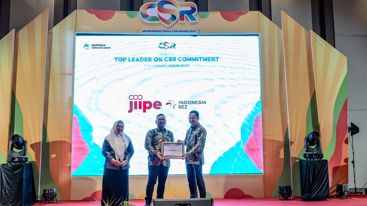 JIIPE Gresik SEZ received CSR Award from Gresik Regency Government
